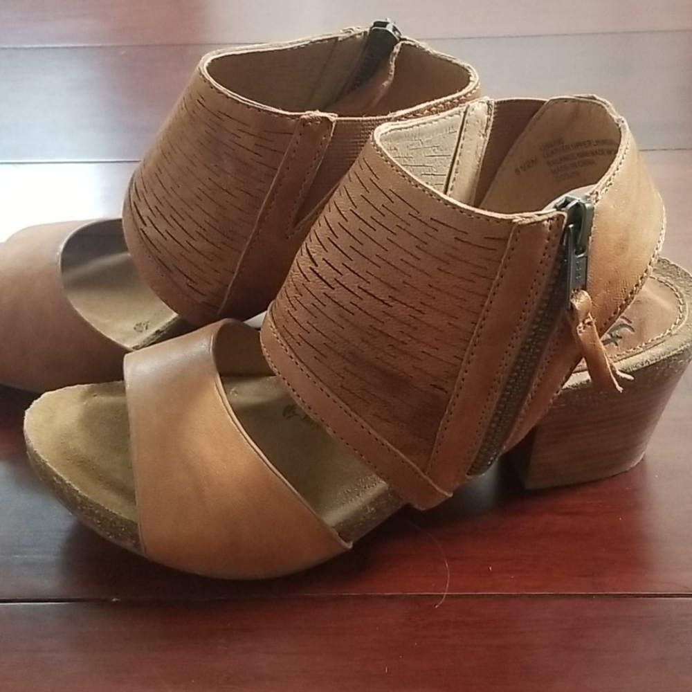 Shoes - Picture 2 of 6